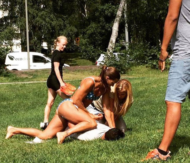 Mikaela Kellner estaba en su día libre y en bikini, pero eso no le impidió tomar acción en el caso. Foto tomada en Estocolmo, Suecia, el 27 de julio del 2016. Suministrada por Jenny Kitsune Adolffson, (Jenny Kitsune Adolfsson via AP)