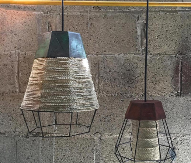 Geométrica. Funcionales, prácticas y a la vez contemporáneas, estas lámparas fueron diseñadas por Michelle Urtecho. “El material me ayudó a transmitir un producto artesanal con un aspecto industrial por medio de la combinación de texturas, acabados y colores”, explica la creadora.