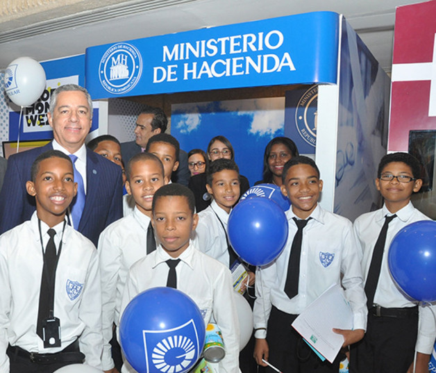 El ministro Donald Guerrero junto a un grupo de estudiantes.