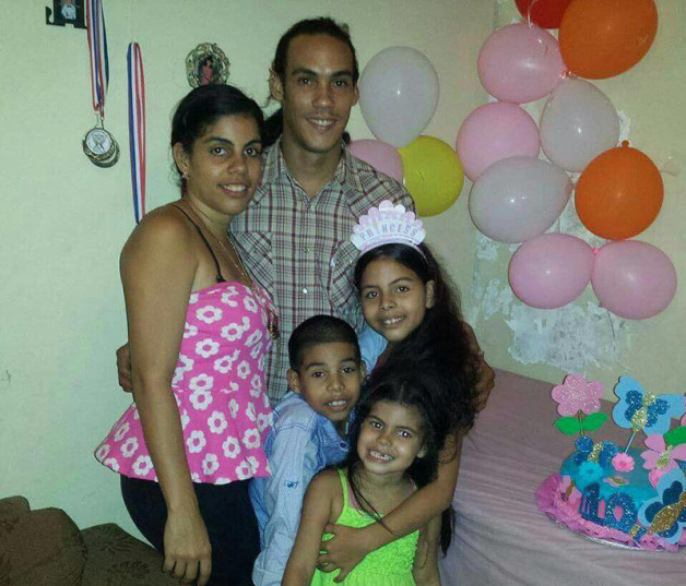 Tragedia. Víctor Alexander Portorreal Mendoza (El Metálico), junto a Reyna Isabel Encarnación Morales y sus tres hijos, a quienes asesinó la semana pasada.