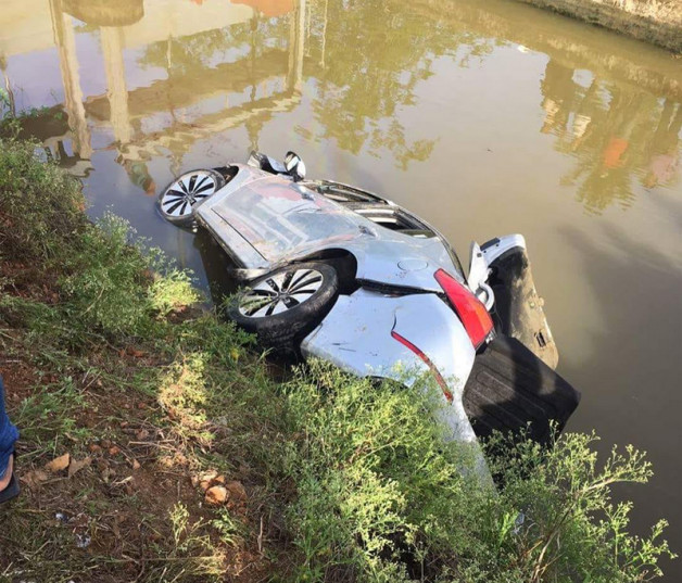 Fatalidades. Este es el carro precipitado al canal de riego Aglipo II, en Arenoso, en el que murieron seis de sus ocupantes.