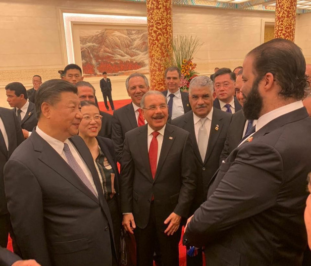 Visita. El presidente Xi Jinping conversa con el empresario Juan Vicini durante la visita del presidente Medina al Palacio del Pueblo.