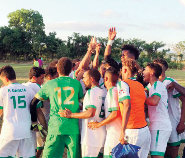 Jugadores del equipo de Jarabacoa FC festejan el triunfo alcanzado ante conjunto de la Unev Sport Club.