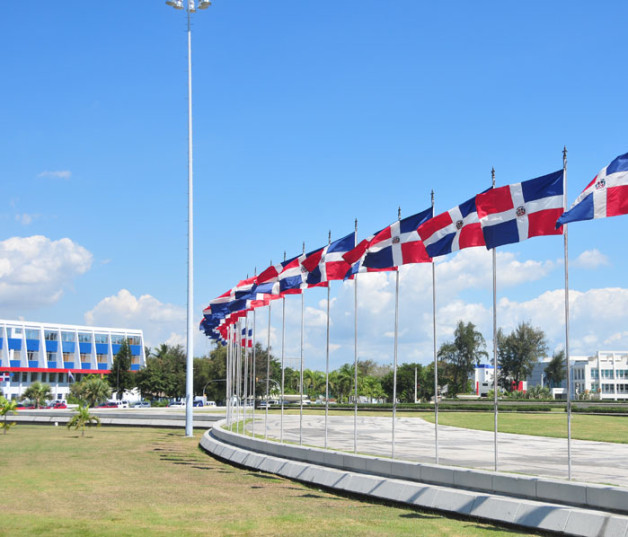 En regla. La Plaza de la Bandera, en la avenida Luperón esquina avenida 27 de Febrero, es una de las que tienen mantenimiento, limpieza y orden.