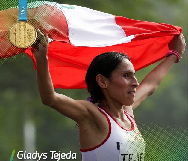 Gladys Tejeda exhibe orgullosa la bandera peruana.