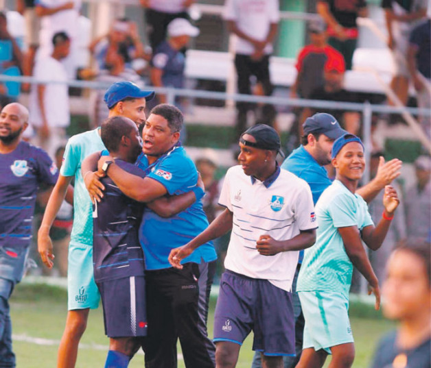 Técnicos y jugadores del Atlántico FC celebran la clasificación a semifinal.