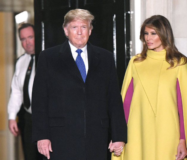 Donald J. Trump y su esposa Melania Trump, llegan a la calle Downing 10, para una recepción, ayer. EFE