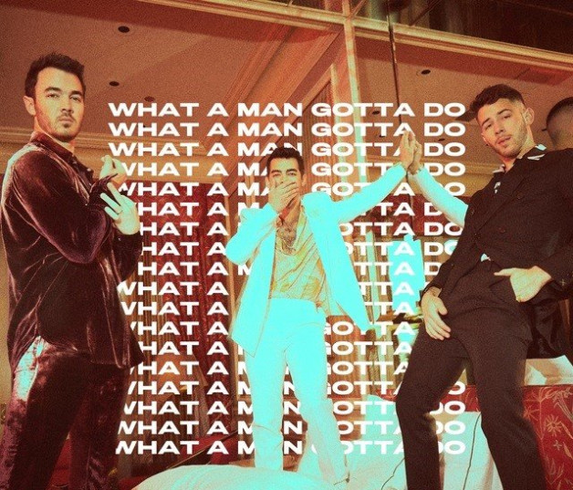 Los Jonas Brothers decidieron volver a reclutar a sus respectivas mujeres para protagonizar el video que acompaña a su nuevo sencillo ‘What A Man Gotta Do’ inspirado en tres de las escenas más icónicas del séptimo arte.