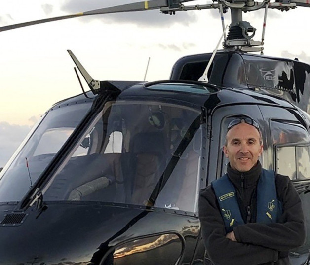 En foto de archivo, Ara Zoboyan previo a tomar un vuelo en un helicóptero.