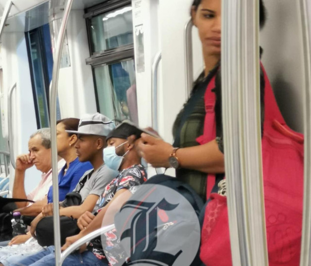 Una persona se cubre con una mascarilla dentro del Metro de Santo Domingo. / Listín