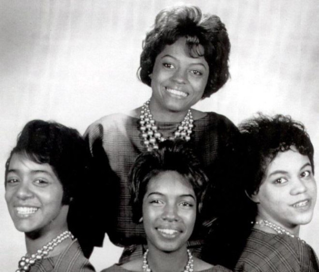 Barbara Martin (izquierda) fotografiada con The Supremes cuando todavía eran conocidos como The Primettes