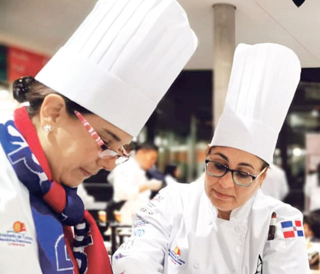 Patricia de Marchena Kaluche (izquierda) y Ana Lebrón participan en las Olimpiadas Culinarias.