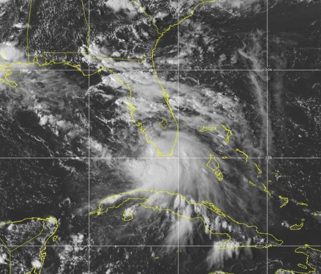 Esta imagen del sábado 12 de septiembre de 2020 proporcionada por la Oficina Nacional de Administración Oceánica y Atmosférica muestra la formación de la tormenta tropical Sally frente al sur de Florida. (NOAA vía AP)