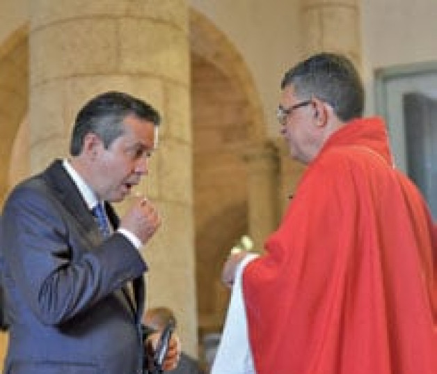 Orlando Jorge Mera y el párroco Abraham Apolinario.