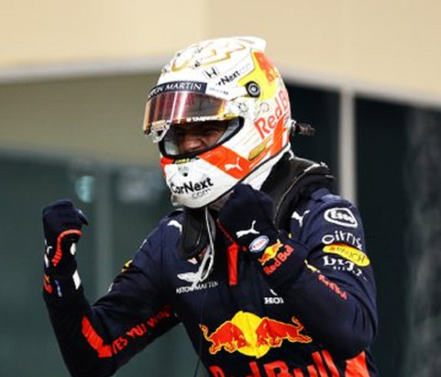 Max Verstappen celebra luego de concretar su victoria en el Gran Premio de Fórmula Uno de Abu Dabi.