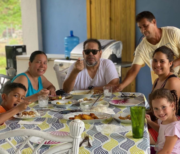 Fernando Villalona se sometió a una bariátrica y "está aprendiendo a comer" de nuevo.