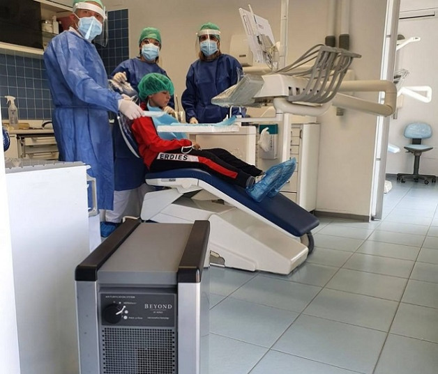 Un niño es atendido en una clínica dental con el aparato en primer término.Foto: TuCalidad-BeyondGuardian Air.