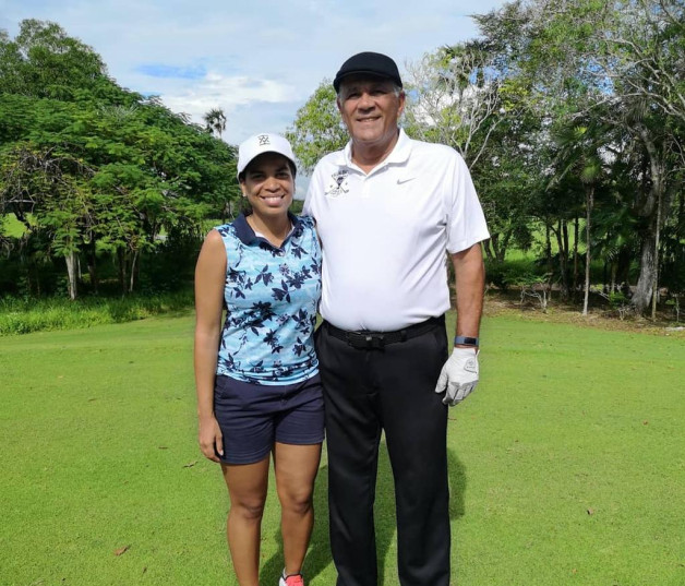 Mariel Villalona, ganadora del primer lugar de la categoría C del Pink Golf Tour.