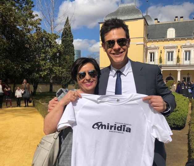 El presentador Christian Gálvez junto a una mujer miembro de la Asociación Española de Aniridia con una camiseta para hacer pública esta enfermedad rara.