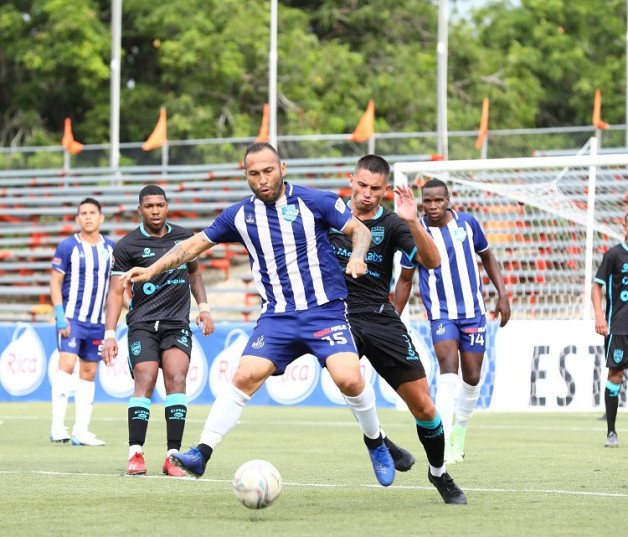 Un momento de acción en el partido entre el Atlético Pantoja y el Atlántico FC en la novena jornada de la Liga Dominicana de Fútbol.