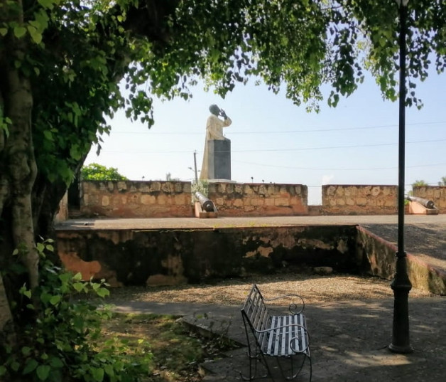 Parque y fuerte de San José, frente al monumento a Montesinos. Foto Alexis Ramos B.