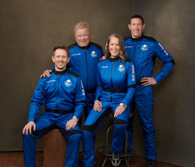 Esta foto facilitada por Blue Origin Media muestra a los cuatro miembros del equipo de Blue Origin (de la derecha) Glen de Vries, Audrey Powers, William Shatner y Chris Boshuizen posando en un lugar no revelado el 10 de octubre de 2021. Foto: AFP.