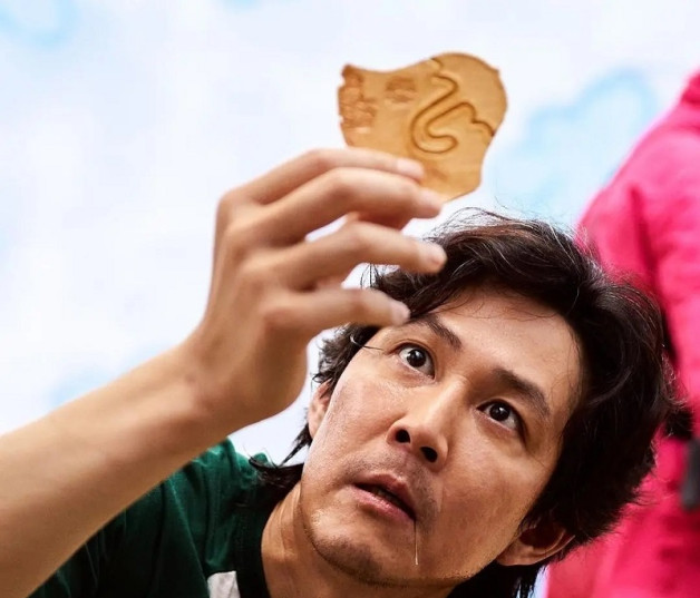 El actor Lee Jung-jae interpreta a Seong Gi-hun en la serie surcoreana “El juego del calamar”, en la cual personas con problemas de liquidez se juegan la vida para ganar una suma millonaria.