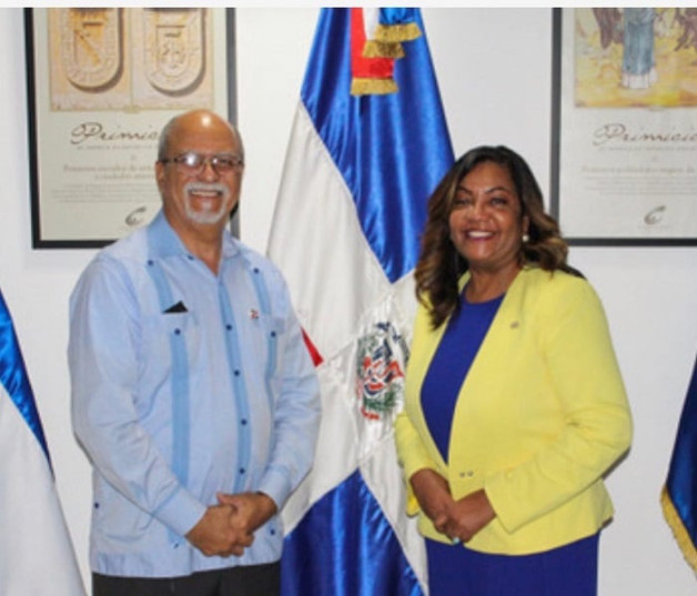 La doctora Amarilys Durán  junto al Embajador en El Salvador Julio George, a quién le vistió en sus oficinas.