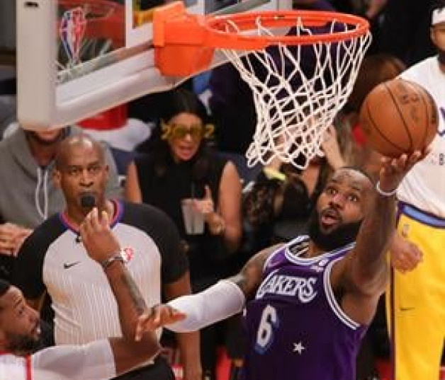 LeBron James, de Los Angeles Lakers, en acción durante el partido de la NBA celebrado entre Los Angeles Lakers y los Portland Trailblazers en el Staples Center en Los Angeles, este viernes. EFE/ Phillip Kim