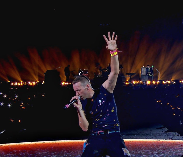 Chris Martin ejerce un hechizo poderoso sobre el público con cada canción que interpreta en una coloratura de matices intensos. (Fotos: Twiter/Coldplay).