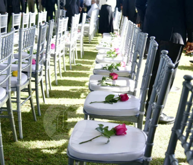 En cada silla fue colocada una rosa en el velatorio.