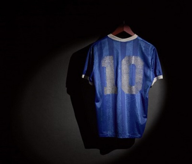 Camiseta original de la "Mano de Dios", utilizada por Diego Armando Maradona. Foto: AFP
