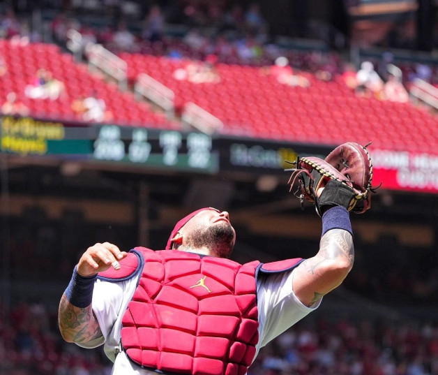 Yadier Molina, de los Cardenales de San Luis, atrapa el elevado de foul para establecer una marca de outs para un receptor en la historia de las Grandes Ligas.