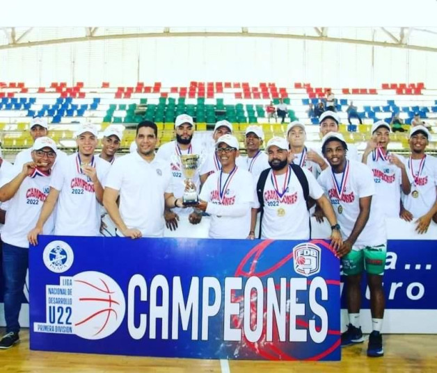 Rafael Uribe, presidente de Fedombal, entrega la Copa INAPA de campeón al equipo Barriga Verde de San Juan en la Liga de Desarrollo.
