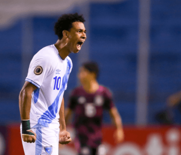 El guatemalteco Arquímedes Ordoñez festeja el primer gol de guatemala. Se ha jugado la primera mitad del partido que Guatemala gana 2-0 a República Dominicana.