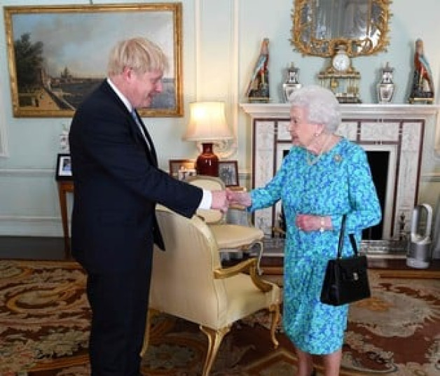 Boris Johnson y la reina Isabel II. Fuente externa.