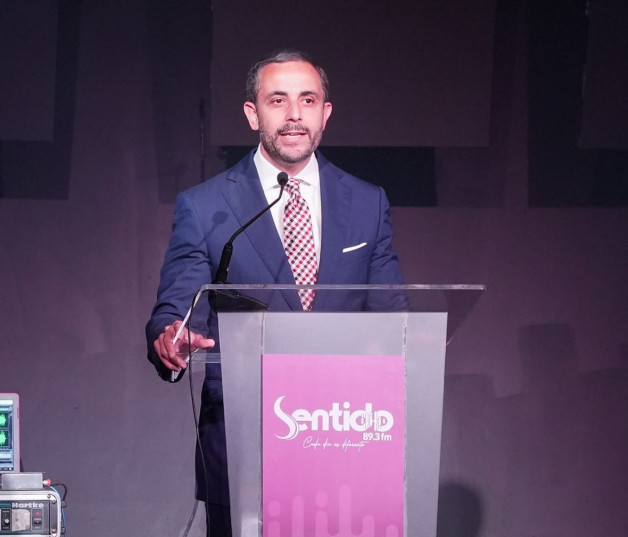 Antonio Espaillat, presidente del grupo RCC Media,  durante el lanzamiento de Sentido 89.3 FM.