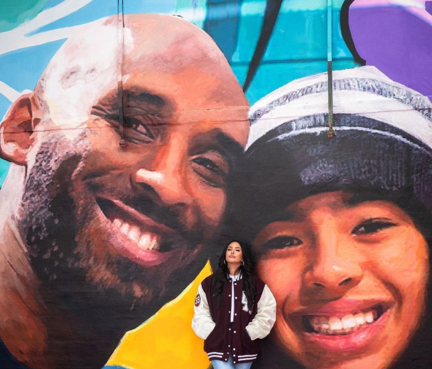Vanessa Bryant frente a un mural de Kobe y Gigi.