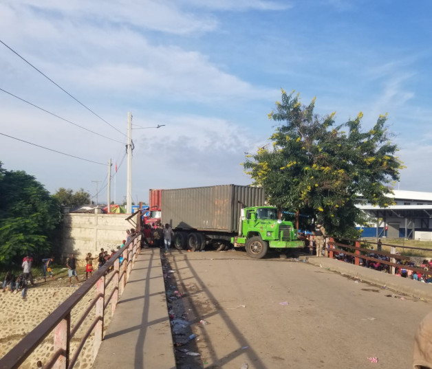 Camioneros mantienen bloqueada frontera por Dajabón en demanda de combustible