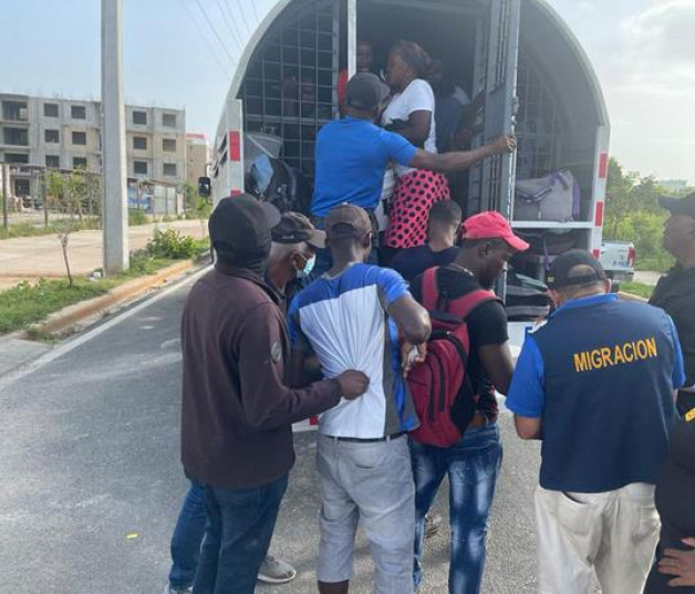 Migración Detiene Haitianos En Santo Domingo Este 3056