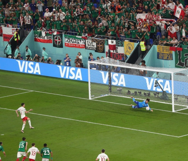 El portero de México, Guillermo Ochoa, detiene un penal de Robert Lewandowski, de Polonia, en el partido del Mundial de Fútbol.