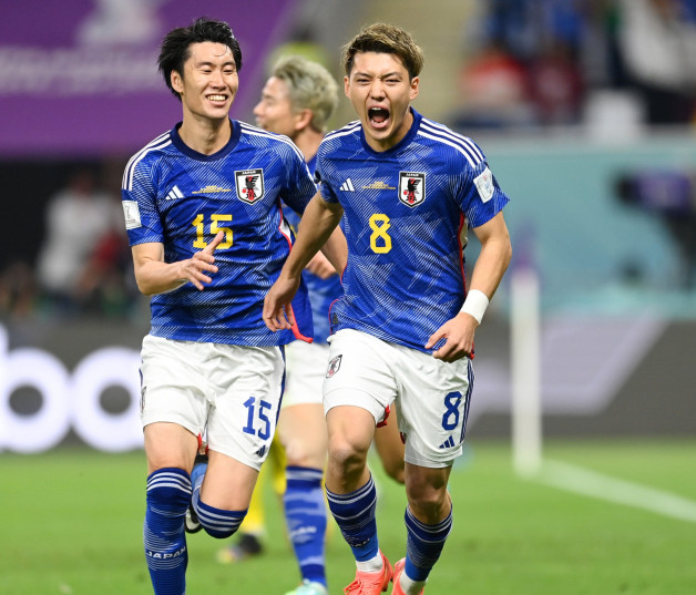 Takuma Asano (8) celebra luego de anotar el gol de la victoria para Japón en el partido frente a Alemania en la Copa Mundial de Fútbol de Catar.