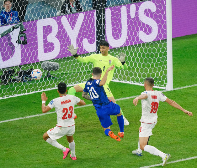 Christian Pulisic, de Estados Unidos, anota el gol de la victoria en el partido frente a Irán en el Mundial de Fútbol en Doha, Catar.