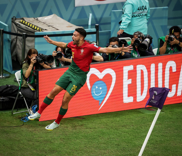 Gonçalo Ramos, de Portugal, celebra luego de anotar uno de sus tres goles en el partido de octavos de final contra Suiza en el Mundial de Fútbol de Catar.