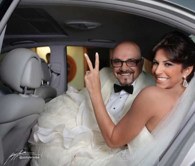 Pamela Sued llegando a su boda junto a su padre José Guillermo Sued.