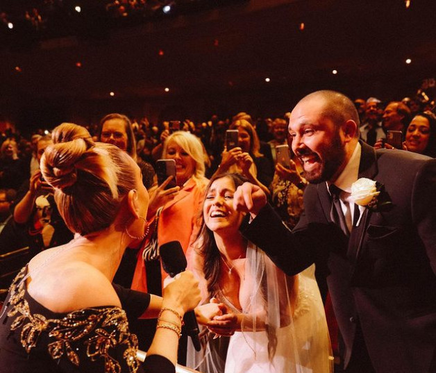 Adele junto a los recién casados Gaby y Evan Koris. Foto: Instagram