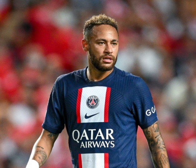 Neymar, del PSG, fue operado del tobillo derecho.
