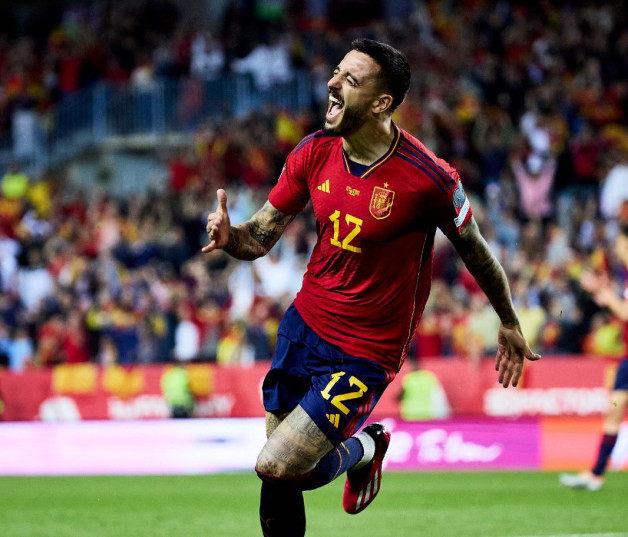 Joselu celebra luego de marcar un gol en el triunfo de España