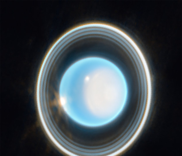Esta imagen ampliada de Urano, capturada por la cámara de infrarrojo cercano de Webb (NIRCam) el 6 de febrero de 2023, revela impresionantes vistas de los anillos del planeta. El planeta muestra un tono azul en esta imagen de color representativa, creada mediante la combinación de datos de dos filtros (F140M, F300M) a 1,4 y 3,0 micrones, que se muestran aquí como azul y naranja, respectivamente.

Créditos: NASA, ESA, CSA, STScI. Procesamiento de imágenes: J. DePasquale (STScI)