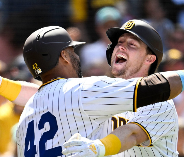 Nelson Cruz se felicita con Jake Cronenworth luego que este último disparara uno de sus dos vuelacercas.